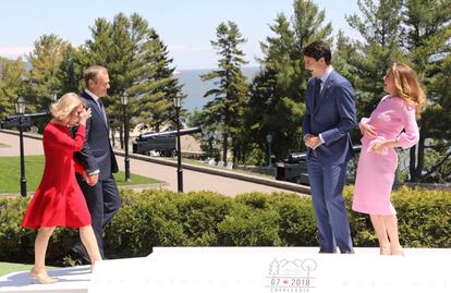 El presidente del Consejo de Europa, Donald Tusk (izquierda) y su esposa saludan al primer ministro de Canadá, Justin Trudeau y su esposa, Sophie-Gregoire Trudeau, durante de la ceremonia de bienvenida, el 8 de junio de 2018.