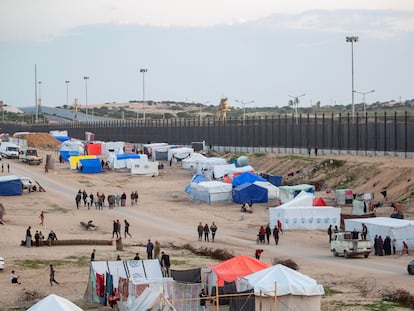 Tiendas de campaña de los palestinos desplazados en el campo de refugiados de Rafah, junto a la valla fronteriza con Egipto, este viernes.