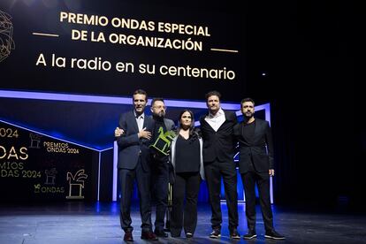 Periodistas de Emisoras de radio valencianas en representación del conjunto de las emisoras de radio en España y a sus profesionales, recogen el Ondas especial de la Organización 