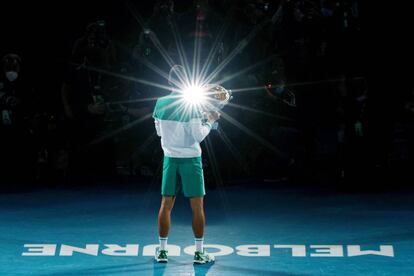 Novak Djokovic posa para la prensa tras su victoria en el Abierto de Australia.