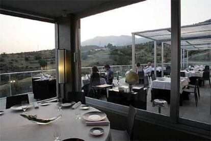 La fachada enrejada y con geranios del Ábaco Inn en Altea (Alicante).