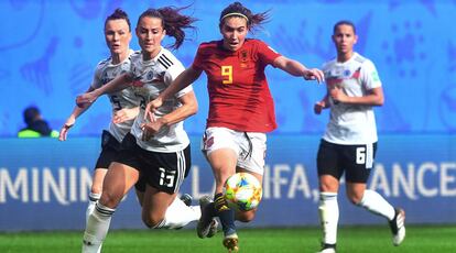 La delantera española, Mariona Caldentey, corre con el balón, perseguida por varias jugadoras del combinado alemán.