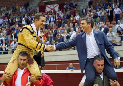 Victorino Martín, a hombros, junto a Juan Bautista, el pasado 23 de septiembre en la plaza de Logroño.