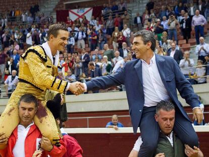 Victorino Martín, a hombros, junto a Juan Bautista, el pasado 23 de septiembre en la plaza de Logroño.