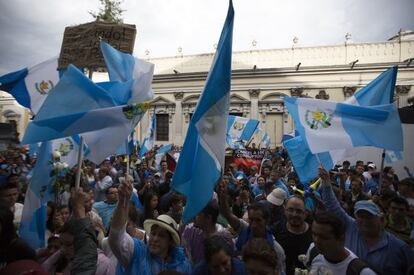 Manifestantes em frente ao Congresso guatemalteco exigem a demissão do presidente.