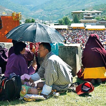 Bután está enclavado entre dos de los países más poblados de la tierra, India y China, tiene la extensión de Suiza y cuenta con 700.000 habitantes