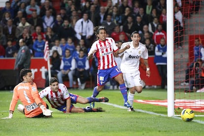 Ángel Di María y tres jugadores del Sporting observan como el balón entra en la portería en el primer gol del partido.