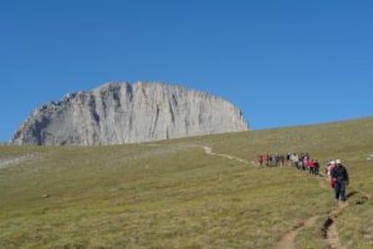 Un grupo de senderistas con el perfil del monte Olimpo (Grecia) al fondo.