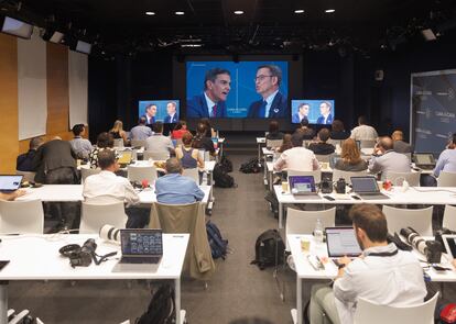 Sala de prensa durante el programa 'Cara a Cara. El Debate', en Atresmedia.