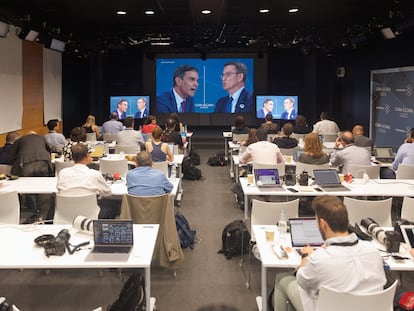 Sala de prensa durante el programa 'Cara a Cara. El Debate', en Atresmedia.