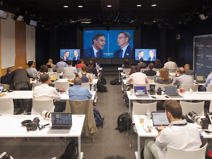Sala de prensa durante el programa 'Cara a Cara. El Debate', en Atresmedia, a 10 de julio de 2023, en Madrid.