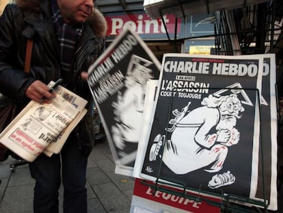 Exemplars de l'últim 'Charlie Hebdo' en un quiosc de Niça.