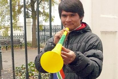 Para innovar la <i>vuvuzela</i>, Neil van Schalkwyk tomó la idea  del instrumento que usaban los seguidores de los equipos de Johanesburgo.