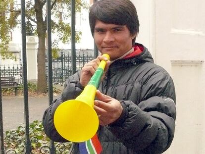 Para innovar la <i>vuvuzela</i>, Neil van Schalkwyk tomó la idea del instrumento que usaban los seguidores de los equipos de Johanesburgo.