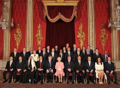 Foto de familia de los dirigentes del G-20 en el palacio de Buckingham con la reina de Inglaterra Isabel II (en el centro en la primera fila) como anfitriona.