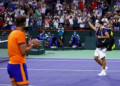 Nadal aplaude a Alcaraz cuando el murciano se retiraba de la pista.