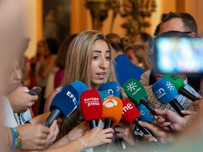 La futbolista Olga Carmona atiende a los medios en Sevilla.