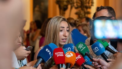 La futbolista Olga Carmona atiende a los medios en Sevilla.