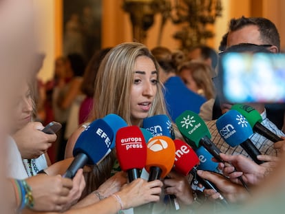 Olga Carmona atiende a los medios de comunicación tras el homenaje recibido en Sevilla.