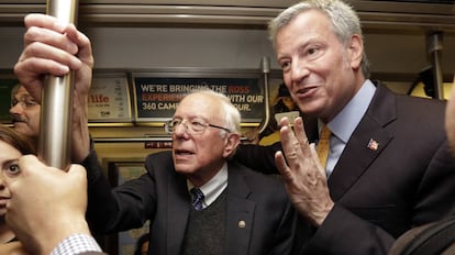 El senador Bernie Sanders junto a Bill de Blasio en el metro de Nueva York