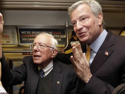El senador Bernie Sanders junto a Bill de Blasio en el metro de Nueva York