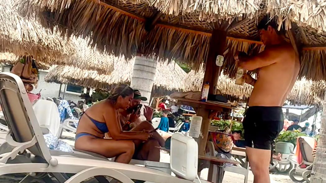 El ministro de Vivienda Jaime Beltrán recibe una ola de críticas por descansar en la playa durante la emergencia del terremoto en Colombia