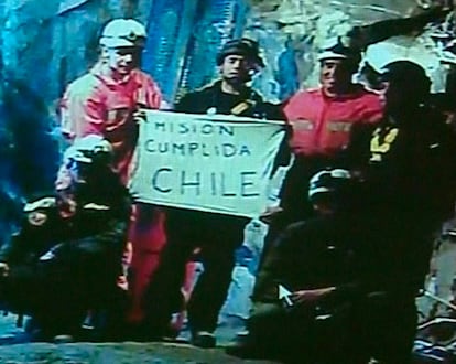 Captura de un video facilitado por la Presidencia de Chile el miércoles 13 de octubre de 2010 que muestra el momento en que los rescatistas desplegaron un cartel frente a la cámara en el fondo de la mina donde se puede leer "Misión cumplida Chile", tras la llegada a la superficie de Luis Urzúa, con lo que se puso fin a las labores de rescate de los 33 mineros que quedaron atrapados en el yacimiento San José el pasado 5 de agosto.