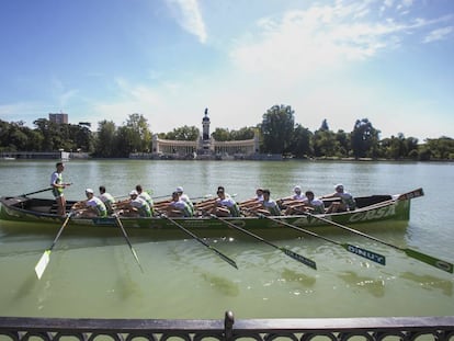 La trainera de Hondarribia, hoy, en el estanque del Retiro madrileño.