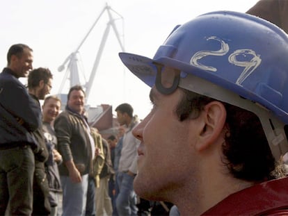 Empleados subcontratados de la Naval de Sestao (Vizcaya), en la protesta de ayer.