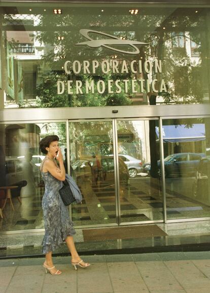 Entrada a una clínica de Corporación Dermoestética.