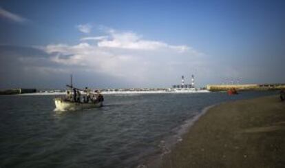 Pescadores de Tragadi Bandar salen al mar.