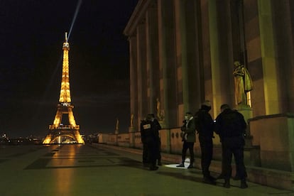 Agentes de la policía identifican a una persona durante el toque de queda en París.