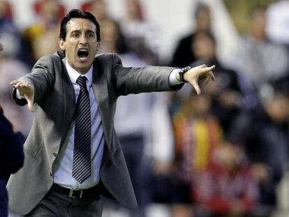 Emery, durante un partido de Liga en Mestalla.