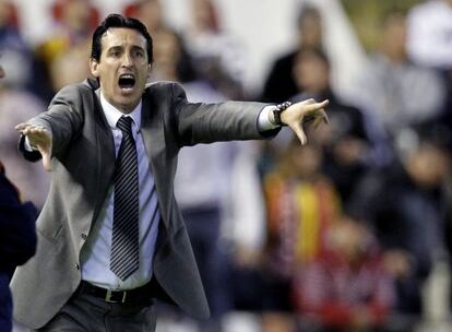 Emery, durante un partido de Liga en Mestalla.