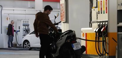 Estación de carga de vehículos eléctricos en Shell, una de las petroleras que ha apostado por esta energía. 