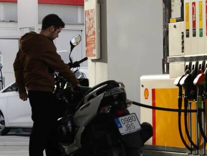 Estaci&oacute;n de carga de veh&iacute;culos el&eacute;ctricos en Shell, una de las petroleras que ha apostado por esta energ&iacute;a.&nbsp;