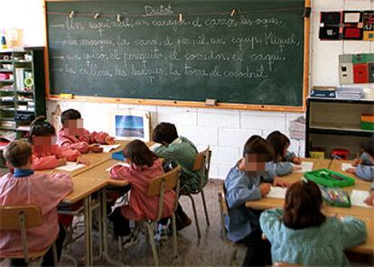 Un grupo de escolares asiste a clase en un colegio de Valencia.
