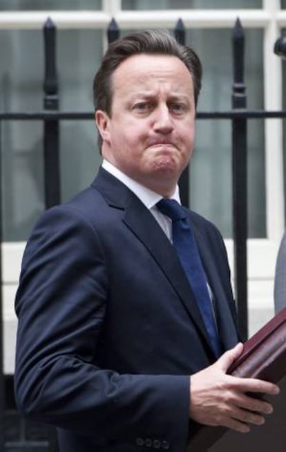 El primer ministro británico, David Cameron, abandona el número 10 de Downing Street en Londres (Reino Unido). El ministro de Economía, George Osborne, ha anunciado recortes de hasta 11.500 millones de libras esterlinas en los presupuestos de los ministerios para el ejercicio del año 2015/16 durante la revisión del gasto público en la Cámara de los Comunes.