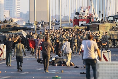 Soldados involucrados en el intento del golpe de Estado se rinden en el puente del Bósforo en Estambul (Turquía).