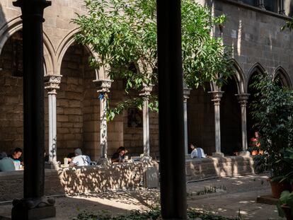 Patio del comedor social de Santa Ana, en el centro de Barcelona.