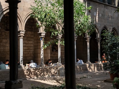 Patio del comedor social de Santa Ana, en el centro de Barcelona.