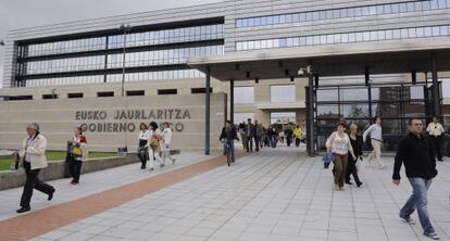 Un grupo de funcionarios sale de la sede del Gobierno vasco en Vitoria.