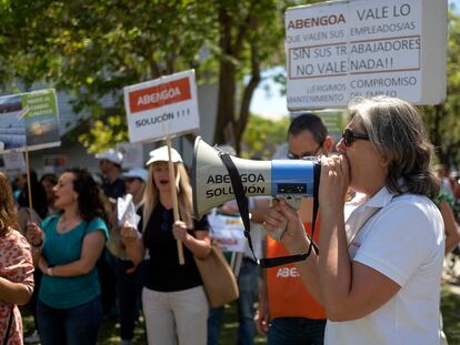 Trabajadores de Abengoa este jueves frente a la consejería de Transformación económica, Industria, Conocimiento y Universidades, donde varios representantes han mantenido una reunión con el consejero.