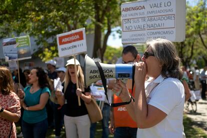 Trabajadores de Abengoa protestan, este jueves, frente a la consejería de Transformación Económica en Sevilla.