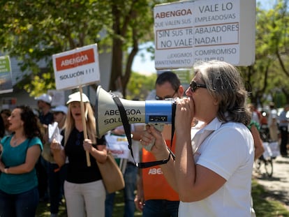 Trabajadores de Abengoa protestan, este jueves, frente a la consejería de Transformación Económica en Sevilla.