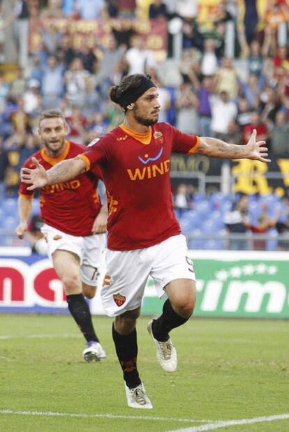 Osvaldo celebra un gol con la camiseta del Roma.