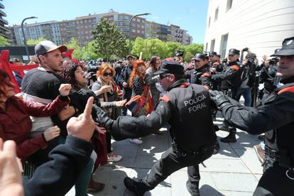Protestas por la sentencia de 'La Manada' frente al Palacio de Justicia de Pamplona.