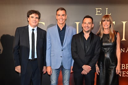 El productor Fernando Bovaira, el presidente del Gobierno, Pedro Sánchez, el director Fernando Amenabar, y Begoña Gómez, esposa del jefe del Ejecutivo, este miércoles en Madrid.