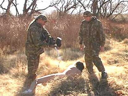 Varones uniformados acosan con balas de pintura a una mujer, en imagen extraída de Huntingforbambi.com