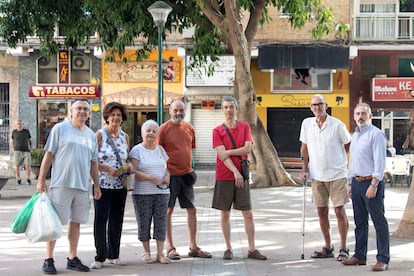 Varios miembros de la asociación vecinal 'Proyecto Dignidad para Miraflores de los Ángeles', reunidos este martes por zonas de la barriada donde la suciedad se acumula.